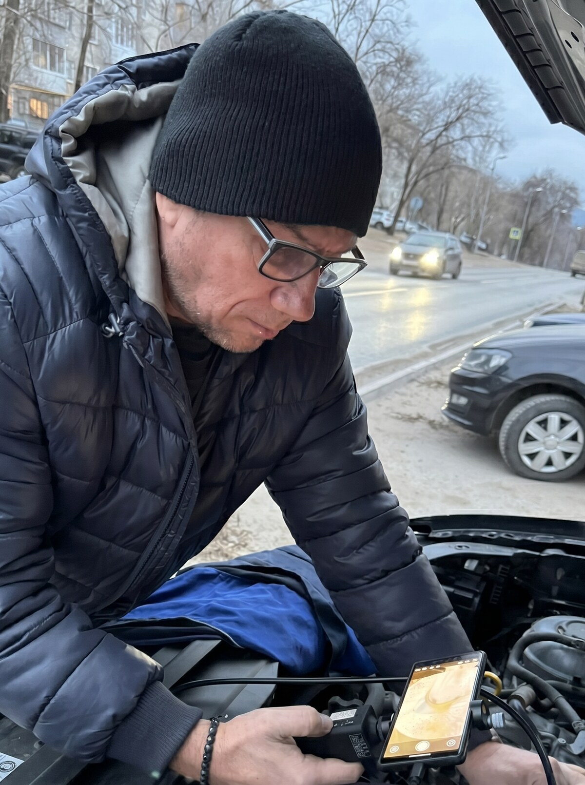 Павел Леванов проводит эндоскопию двигателя