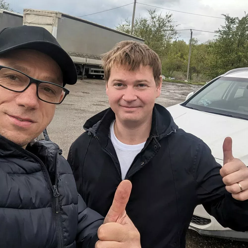 Павел Леванов с клиентом после осмотра